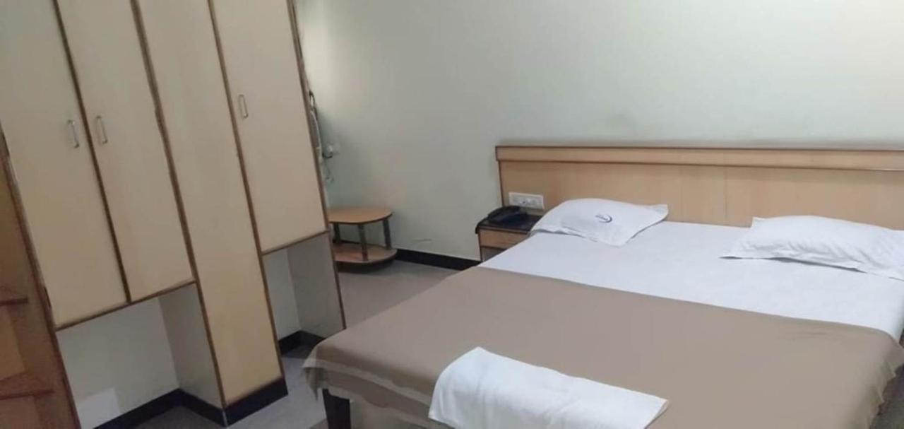 Iroomz Hoysala Residency Ballari Bagian luar foto