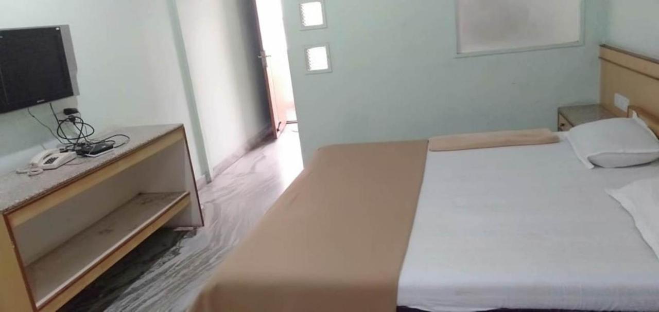 Iroomz Hoysala Residency Ballari Bagian luar foto