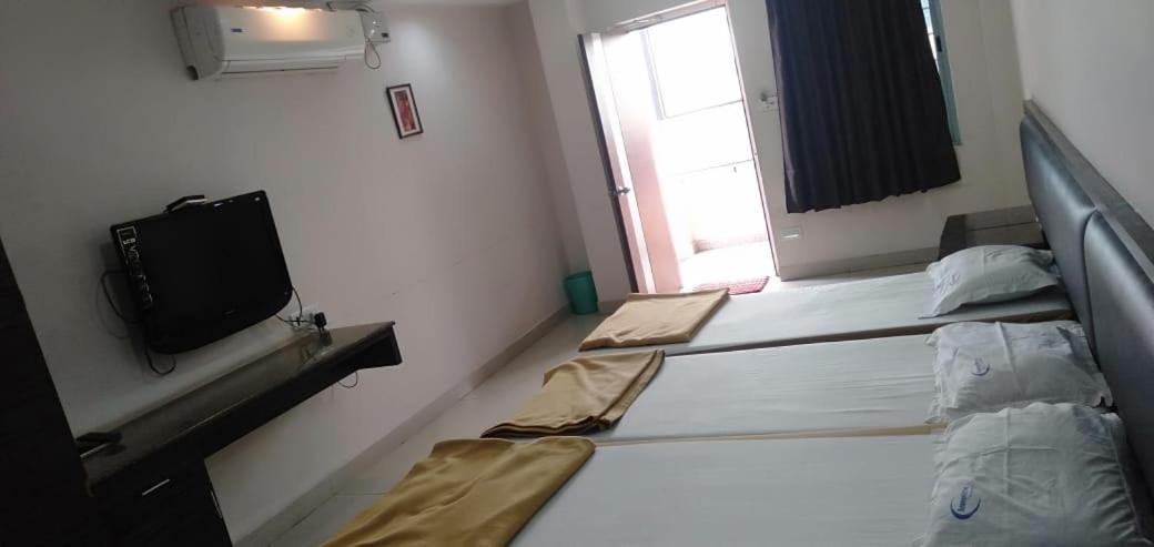 Iroomz Hoysala Residency Ballari Bagian luar foto