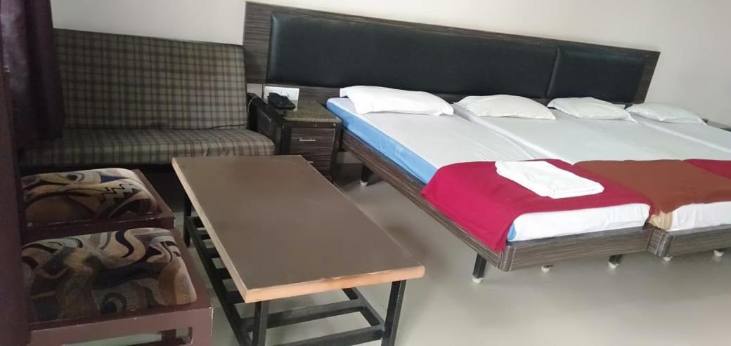 Iroomz Hoysala Residency Ballari Bagian luar foto