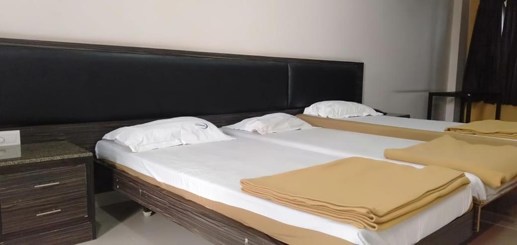 Iroomz Hoysala Residency Ballari Bagian luar foto