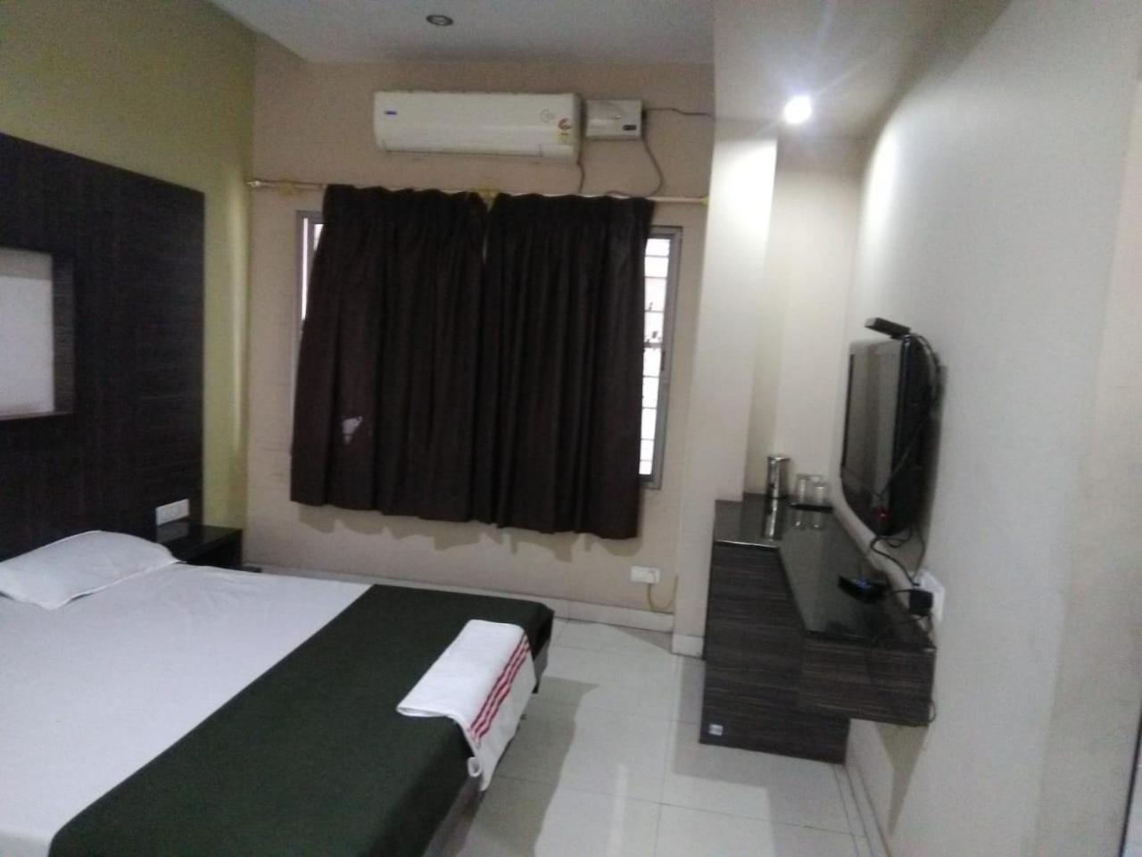 Iroomz Hoysala Residency Ballari Bagian luar foto